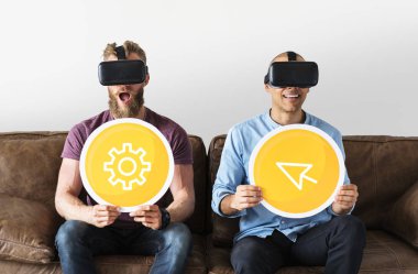 Erkekler ile teknoloji elinde Vr koruyucu gözlük
