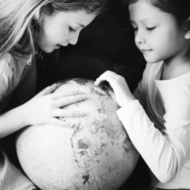 Küçük kızlar bir küre ile oynamak