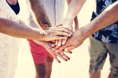 Üst düzey insanlar el ele tutusun