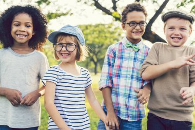 Havalı çocuklar parkta eğleniyor