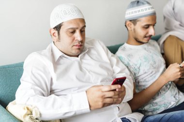 Müslüman arkadaşlarım telefonlarda sosyal ortam kullanırken