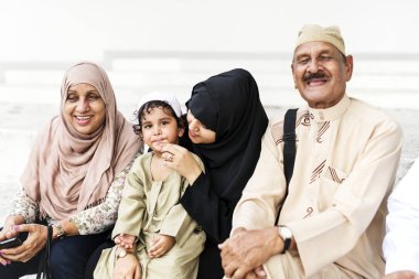 Müslüman aile açık havada birlikte oturan