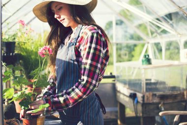 Serada çalışan bir kadın.
