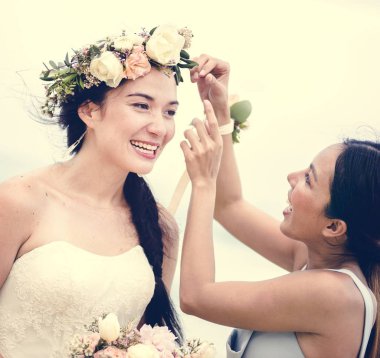 Plajda neşeli gelin