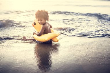 Şirin bebek sahilde ördek tuplü
