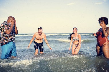 Farklı arkadaş plajda eğlenmek