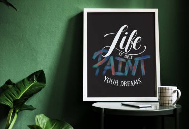 Bir motivasyon tipografi yeşil duvara masanın üzerine baskı