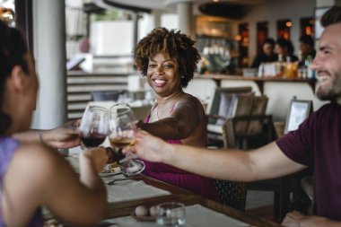 Bir restoranda kutlama arkadaş grubu