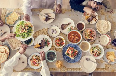 Müslüman bir aile Ramazan ziyafeti çekiyor