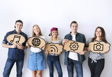 Sosyal Medya Icons tutan genç çeşitli arkadaşlar