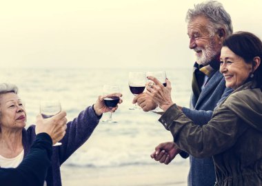 Olgun arkadaşlarım sahilde şarap içme