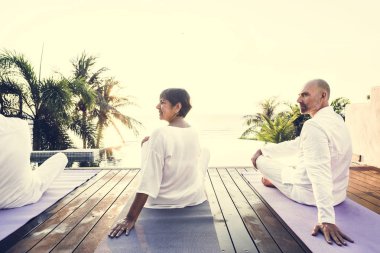 Grup pratik yoga havuzun yanında yaşlılar