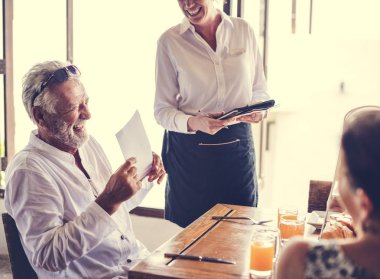 Arkadaşlar bir otelde kahvaltı