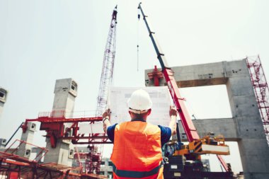 Site mühendisi bir inşaat sahasında