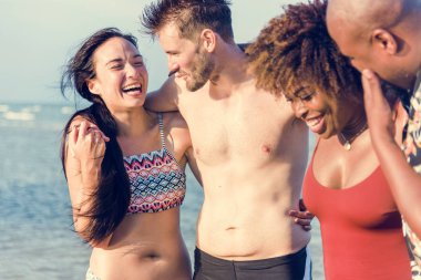 Farklı arkadaş plajda eğlenmek