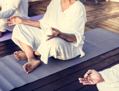 Grup pratik yoga yaşlılar