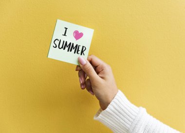 Sarı bir duvar ile temalı Not yaz