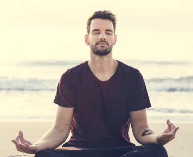 Pratik yoga bir adam