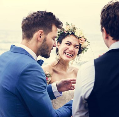 Beach düğün töreninde neşeli yeni evliler