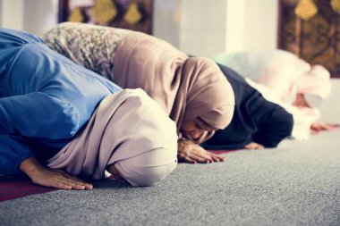 Müslüman kadınlar ramazan sırasında camide dua