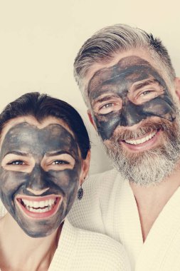 Mutlu çift kömür maske