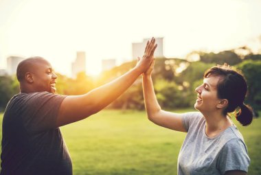 Parkta birlikte eğleniyor çift