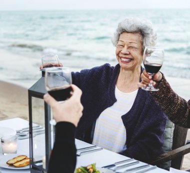 Olgun arkadaşlarım sahilde şarap içme