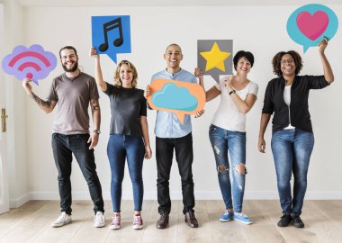 Sosyal Medya Icons tutan çeşitli arkadaşlar