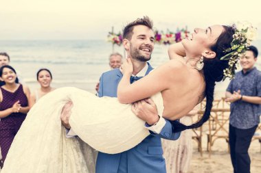 Beach düğün töreninde neşeli yeni evliler