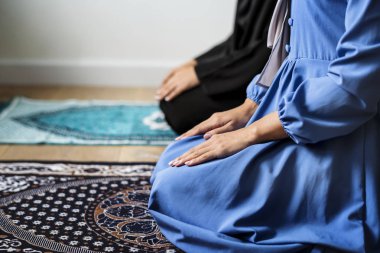 Müslümanlar dua Teşehhüt duruş, dua kilim üzerinde oturan insanların kırpılmış görüntü 