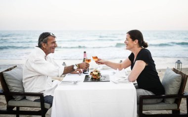 Bir kaç kadeh sahilde