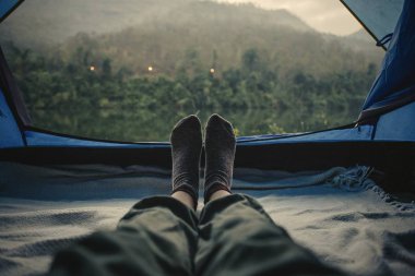 Çadırda uyuyan muhteşem manzaralı bir kadın.