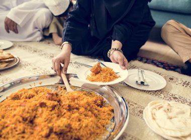 Müslüman aile katta, akşam yemeği kutluyor ramazan
