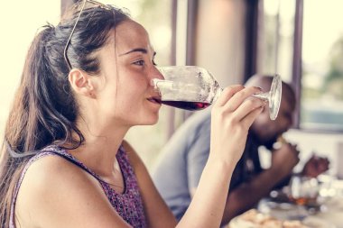 Bir restoranda akşam yemeği arkadaşlar