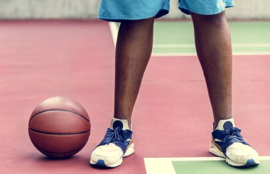 Adam bir basketbol sahası üzerinde