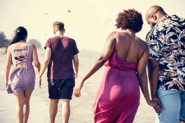 Sahilde yürüyüş çiftler