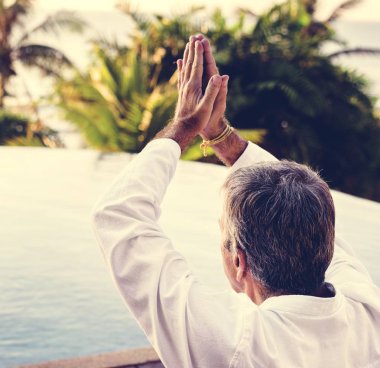 Havuzun yanında Yoga uygulamak kıdemli yetişkin