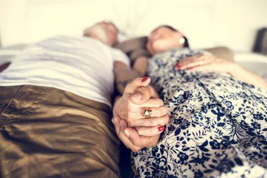 Güzel Olgun çift romantik tatil