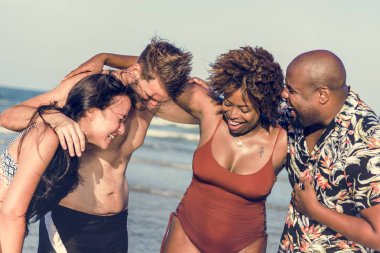 Farklı arkadaş plajda eğlenmek