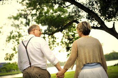 Olgun çift romantik bir yürüyüş