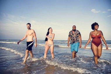 plajda eğlenmek arkadaşlar