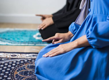 Müslümanlar dua Teşehhüt duruş, dua kilim üzerinde oturan insanların kırpılmış görüntü 