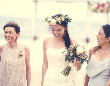 Plajda neşeli gelin