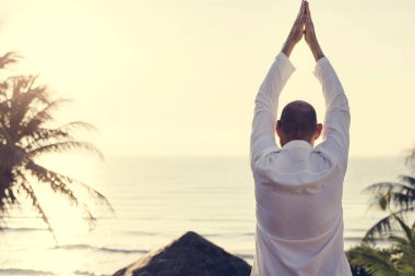 Kıdemli yoga uygulamak yetişkin