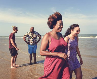 Farklı arkadaş plajda eğlenmek