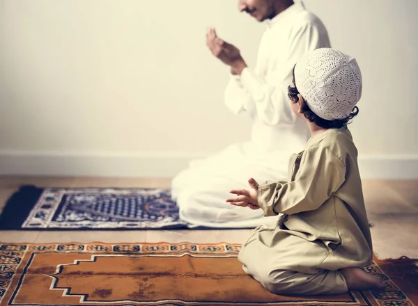 Anak Kecil Berdoa Bersama Ayahnya Selama Bulan Ramadhan — Stok Foto