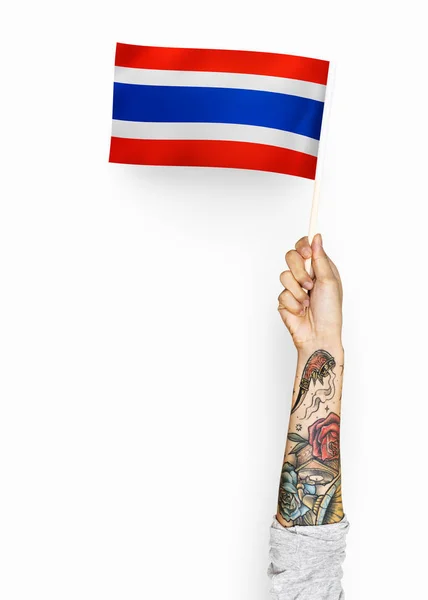 挥舞着泰国王国国旗的人 — 图库照片