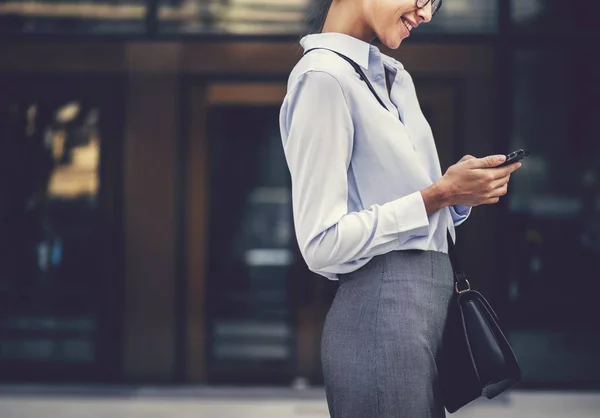 Empresaria Que Envía Mensajes Texto Teléfono — Foto de Stock