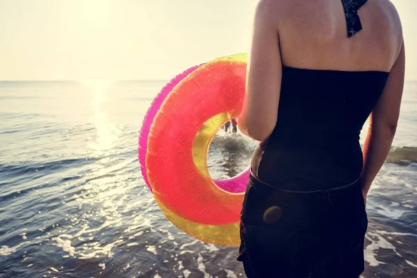 Vrouw Met Een Ring Zwemmen Aan Het Strand — Stockfoto