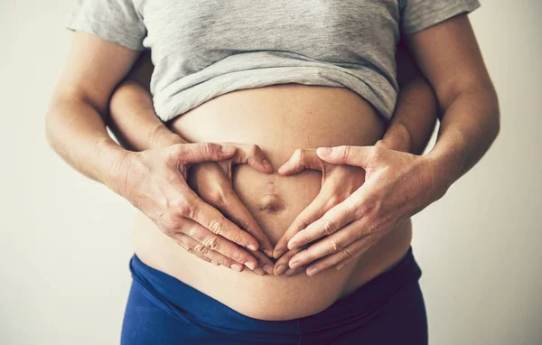 Mujer Embarazada Haciendo Corazón Con Marido —  Fotos de Stock